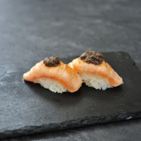 NIGIRI SALMÓN FLAMEADO CON TRUFA
